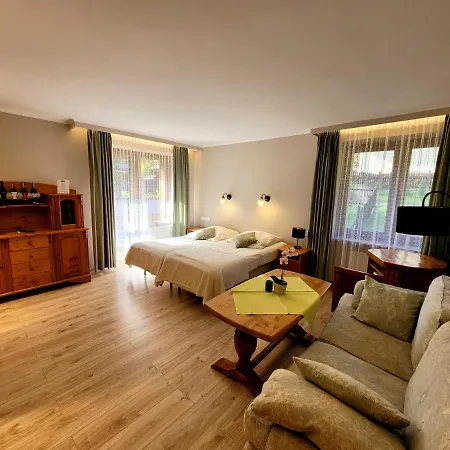 Bed & Breakfast Rezydencja Lesny Dwor