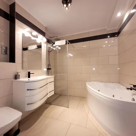Bed & Breakfast Rezydencja Lesny Dwor 4*