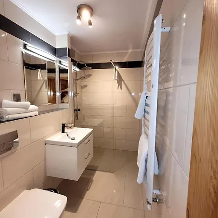 Bed & Breakfast Rezydencja Lesny Dwor 4*